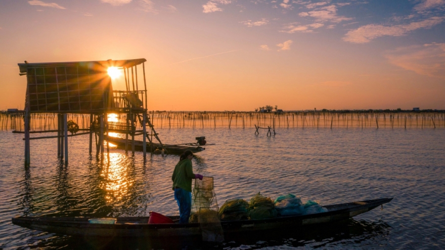 Discovering magnificent sunrise of Chuon lagoon